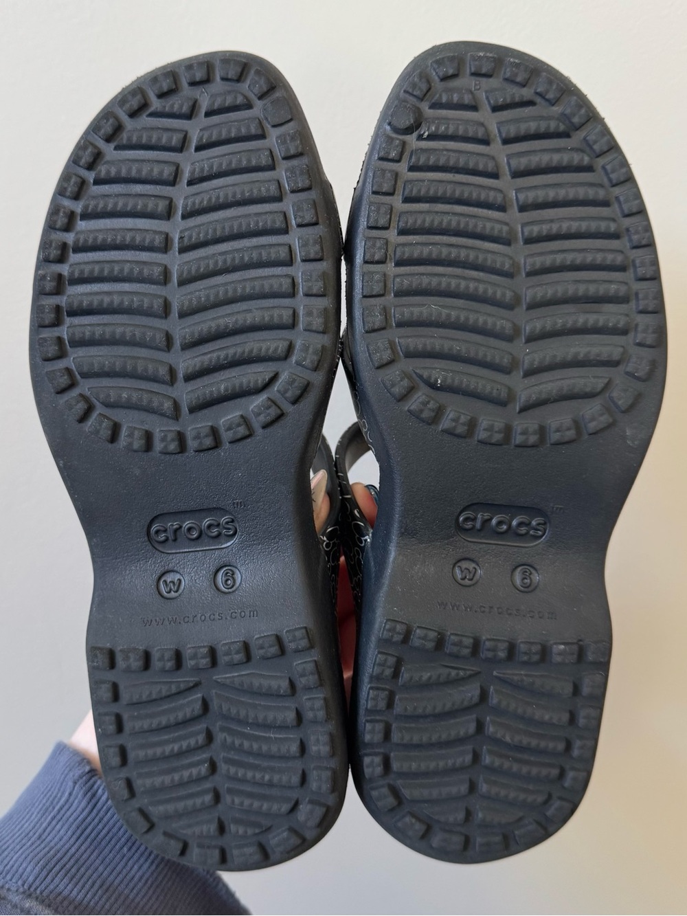 Crocs x Disney Minnie Mouse Meleen twist slip on sandals - 6 women’s LIKE NEW 💜 - Picture 3 of 3